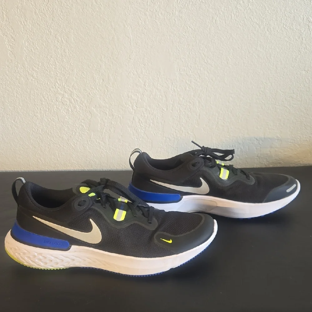 Nike Black and Blue Athletic Shoes - Picture 8 of 11